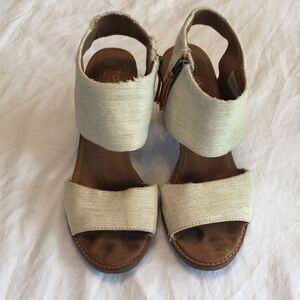 TOMS • Gold Woven Strap Heel